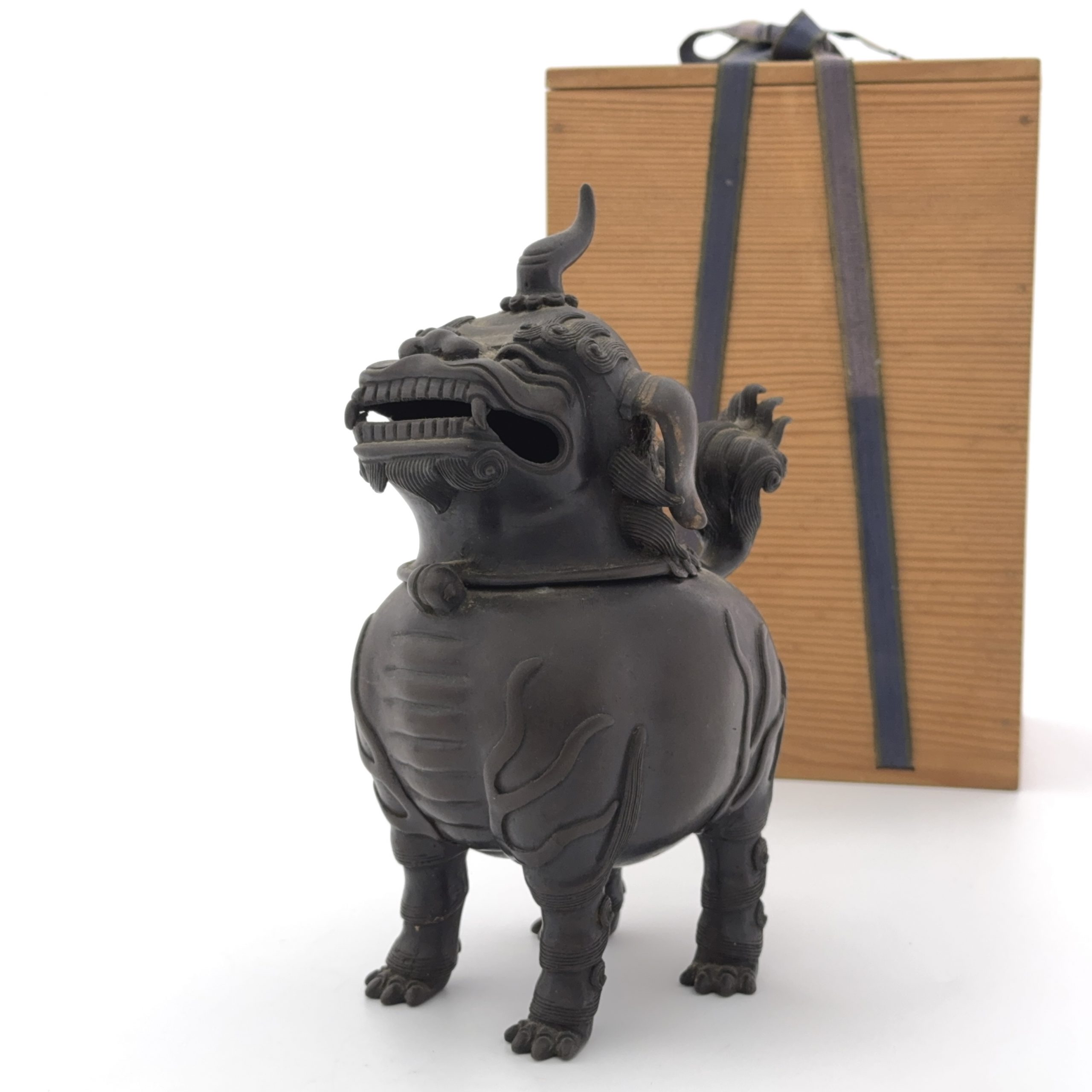 36220	「大明宣徳年製」款 銅局部鎏金 獅子形爐