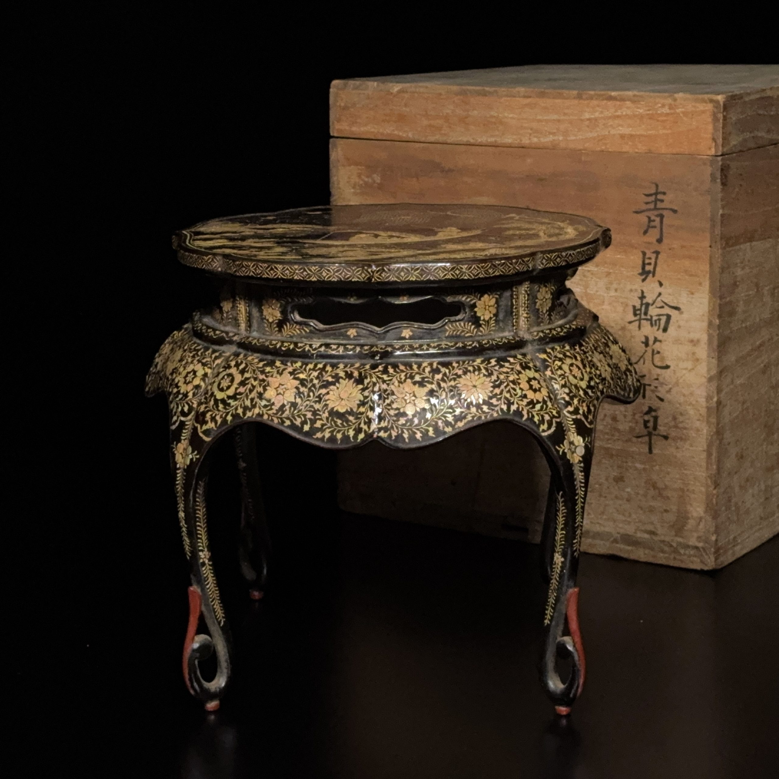 36238	明 黒漆嵌螺鈿 山水舟人物紋 四足桌