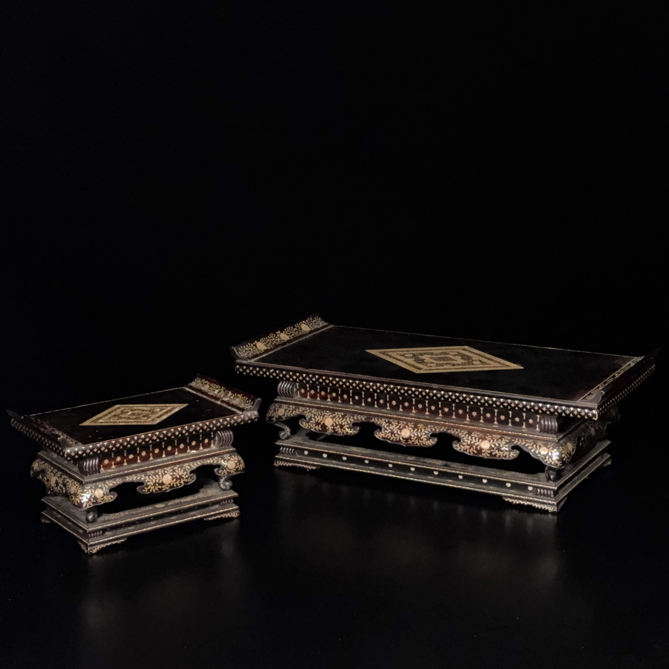 36240	明 黒漆嵌螺鈿 花紋 飾台 計2件