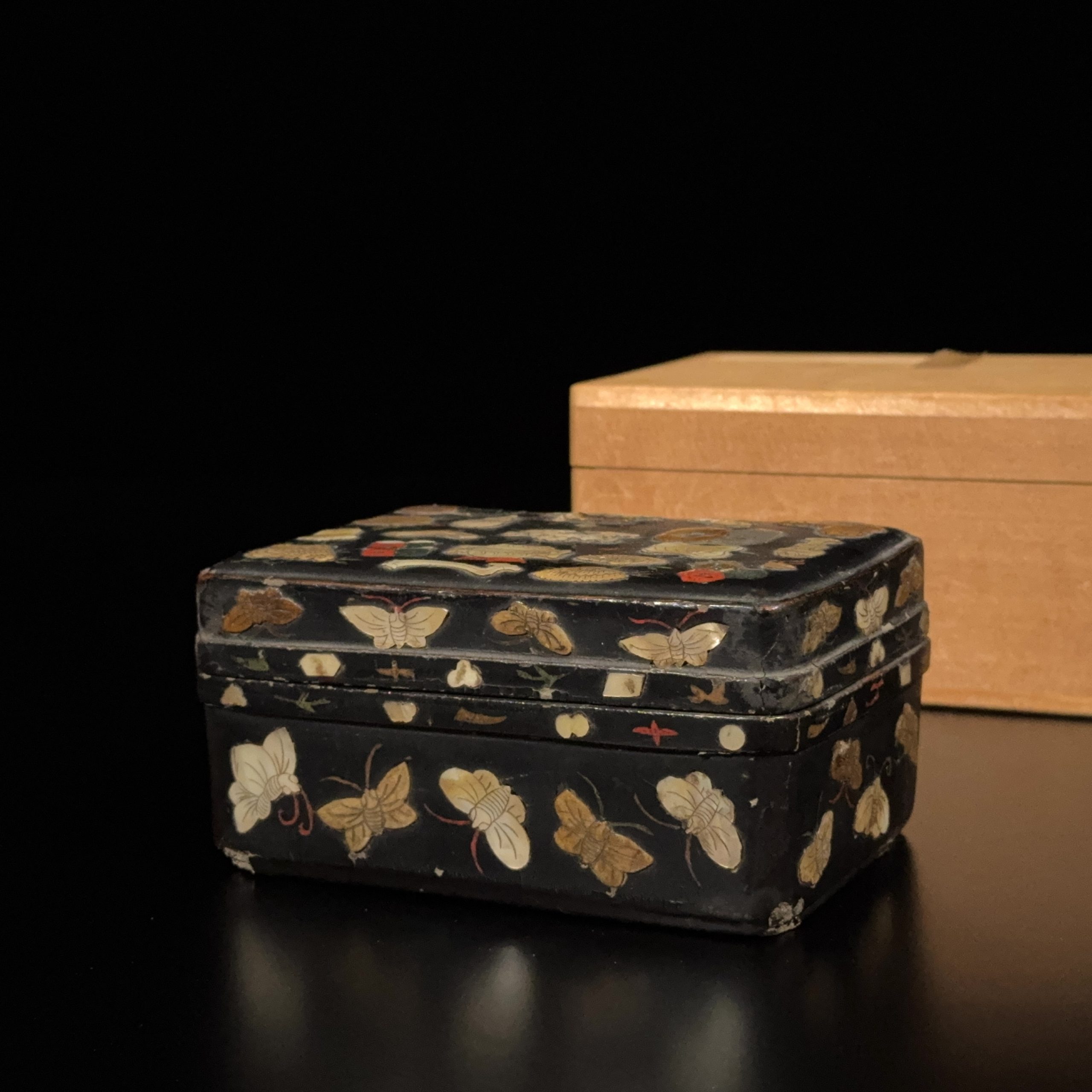 36241	明末 黒漆嵌百寶 博古紋 蓋合