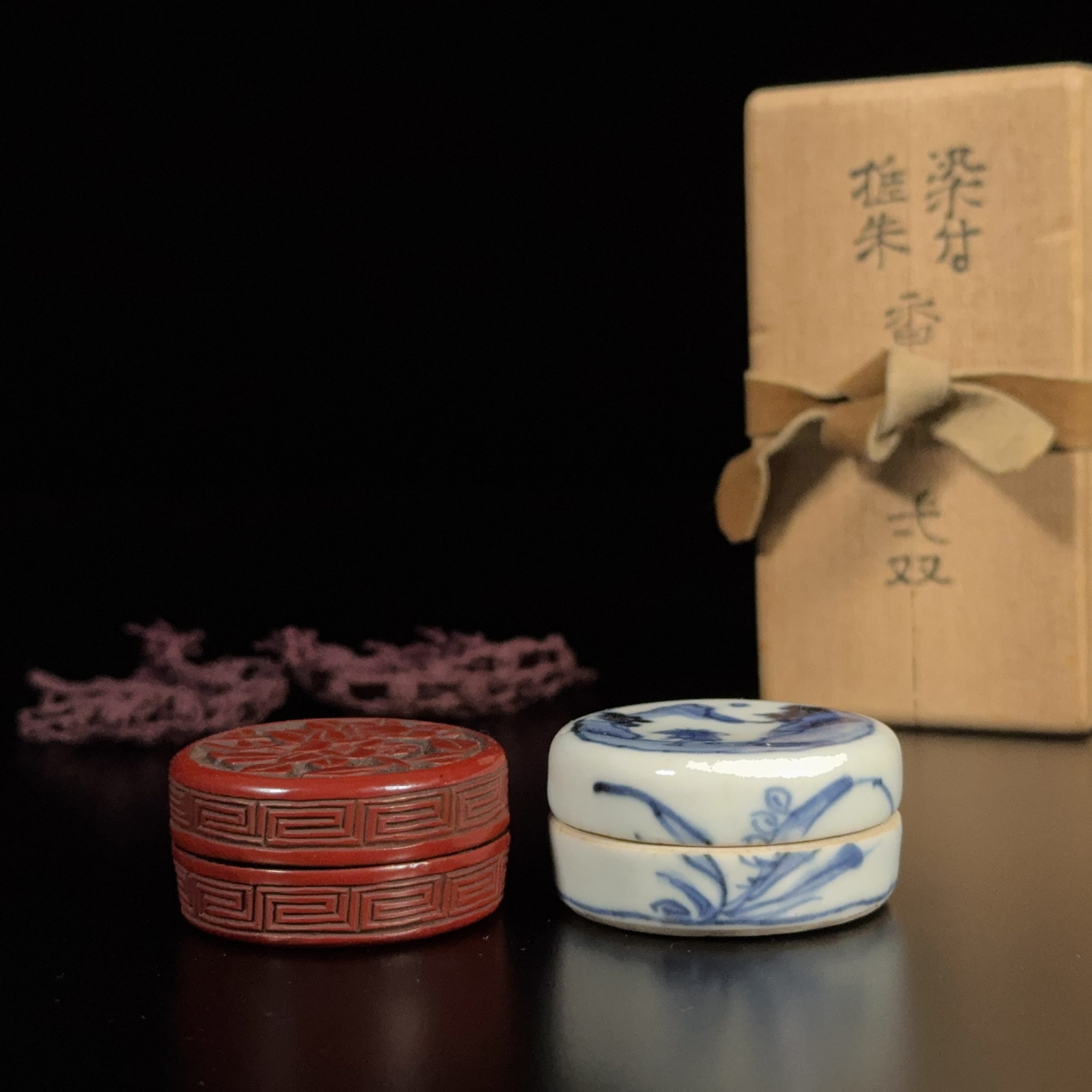 36247	明 剔紅両面雕 花紋 圓盒等 計2件