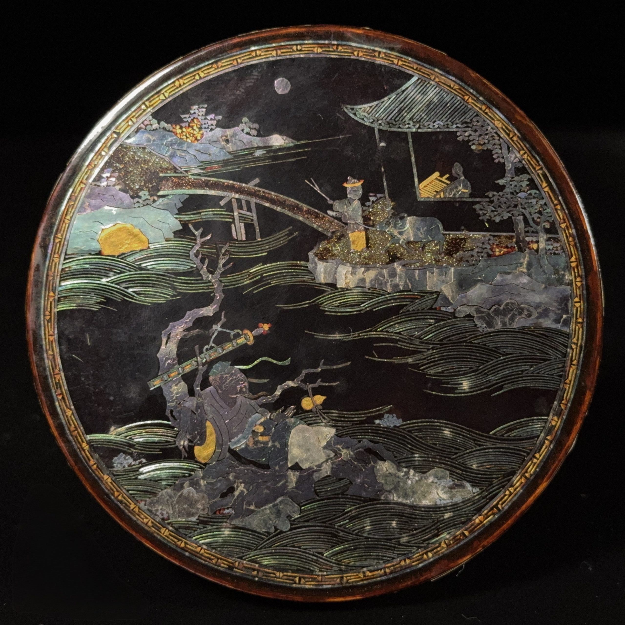 36249	清 黒漆嵌螺鈿 舟人物詩文紋 圓盒