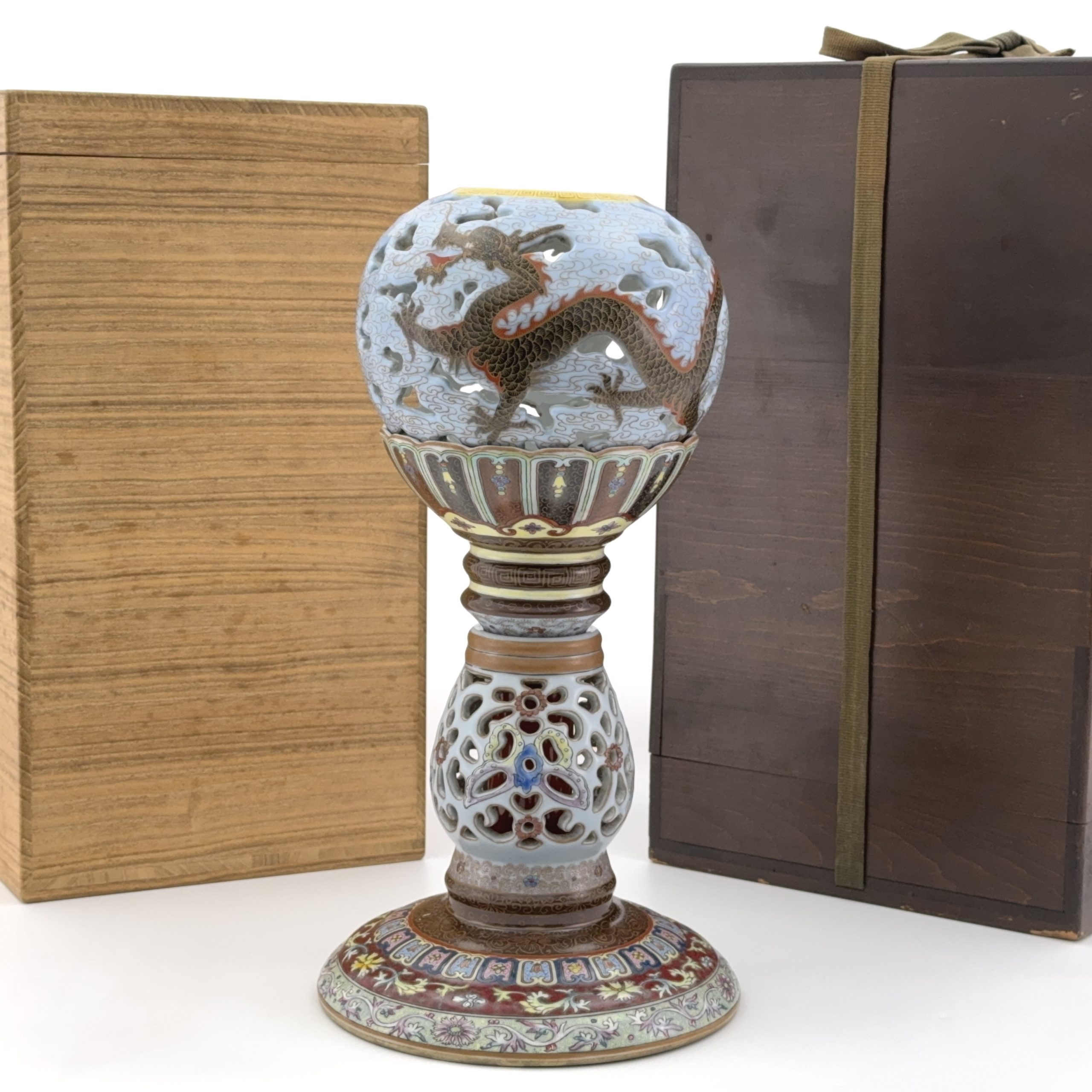 36252	「大清乾隆年製」款 粉彩 龍紋 燭台