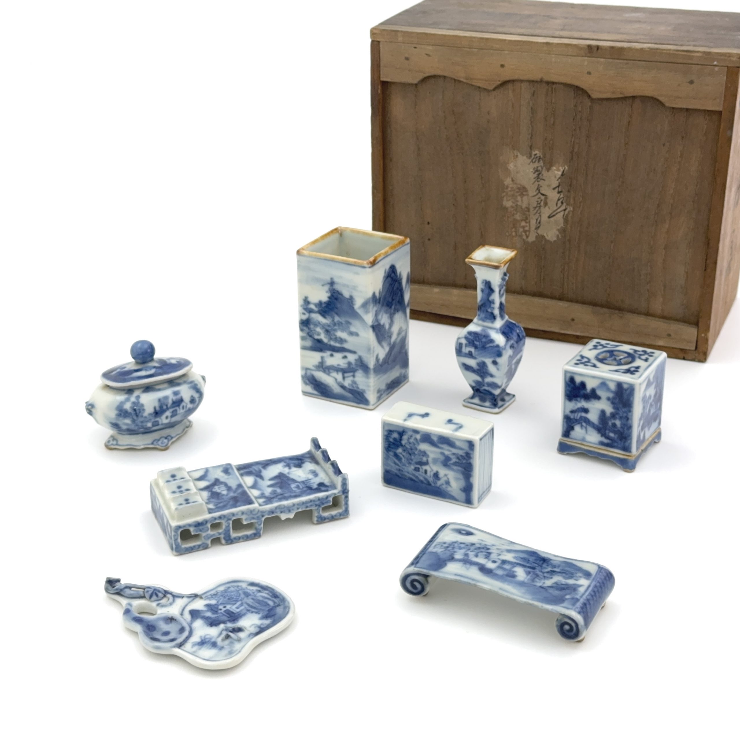 36260	清「玩玉」款 青花 山水図 文房具一套