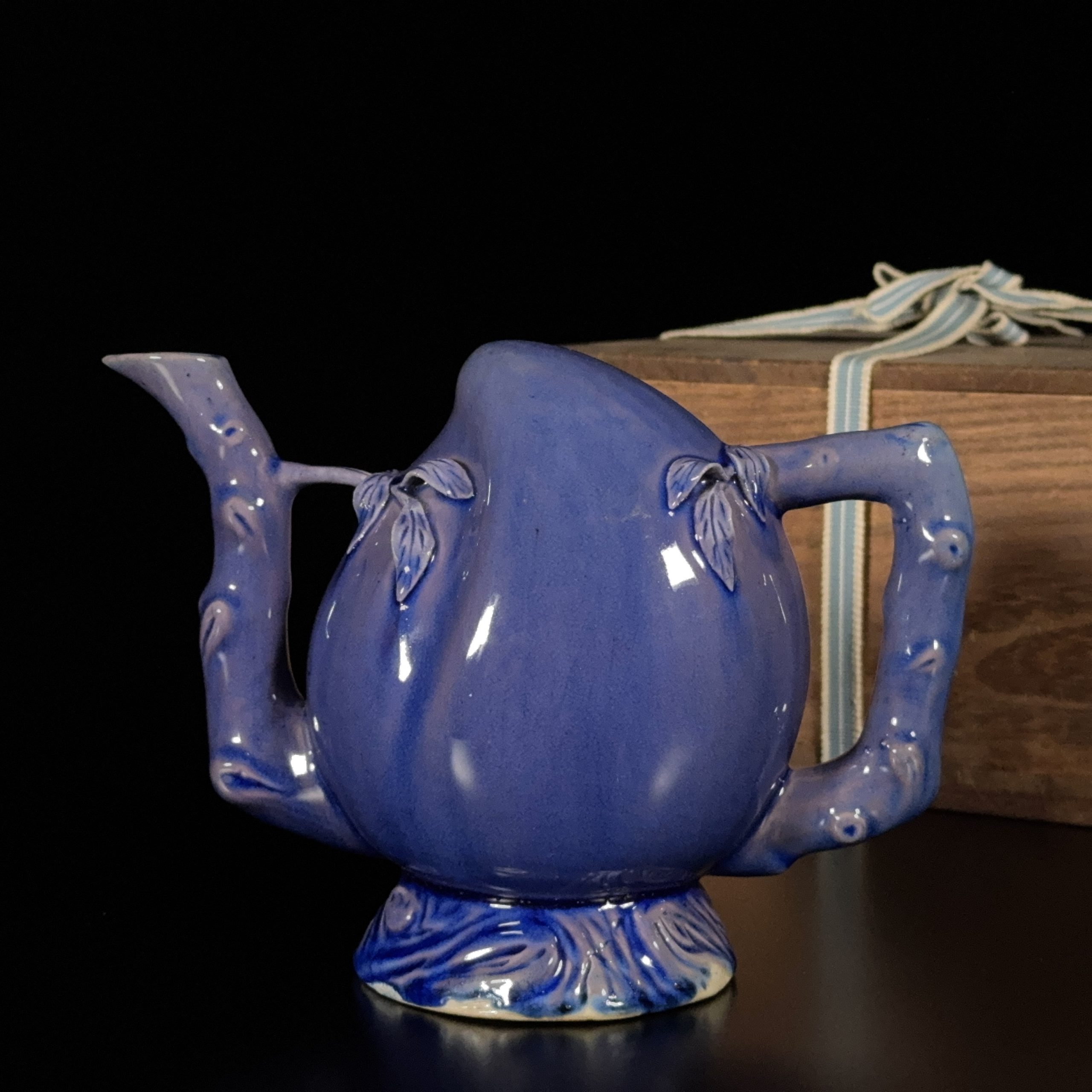 36269	清 茄子釉 桃形 執壺