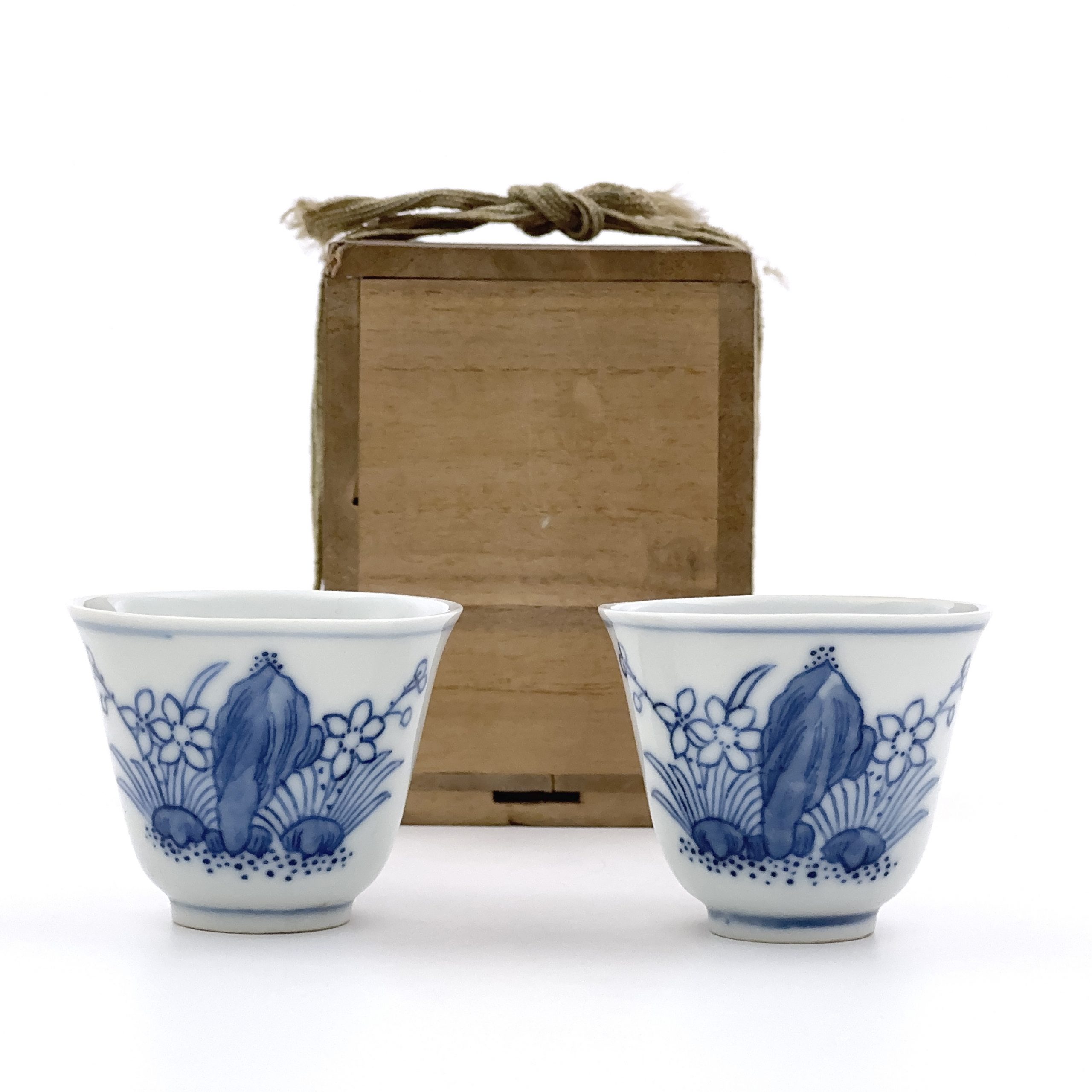 36028	清「大清同治年製」款 青花 岩花図 杯 一対	　