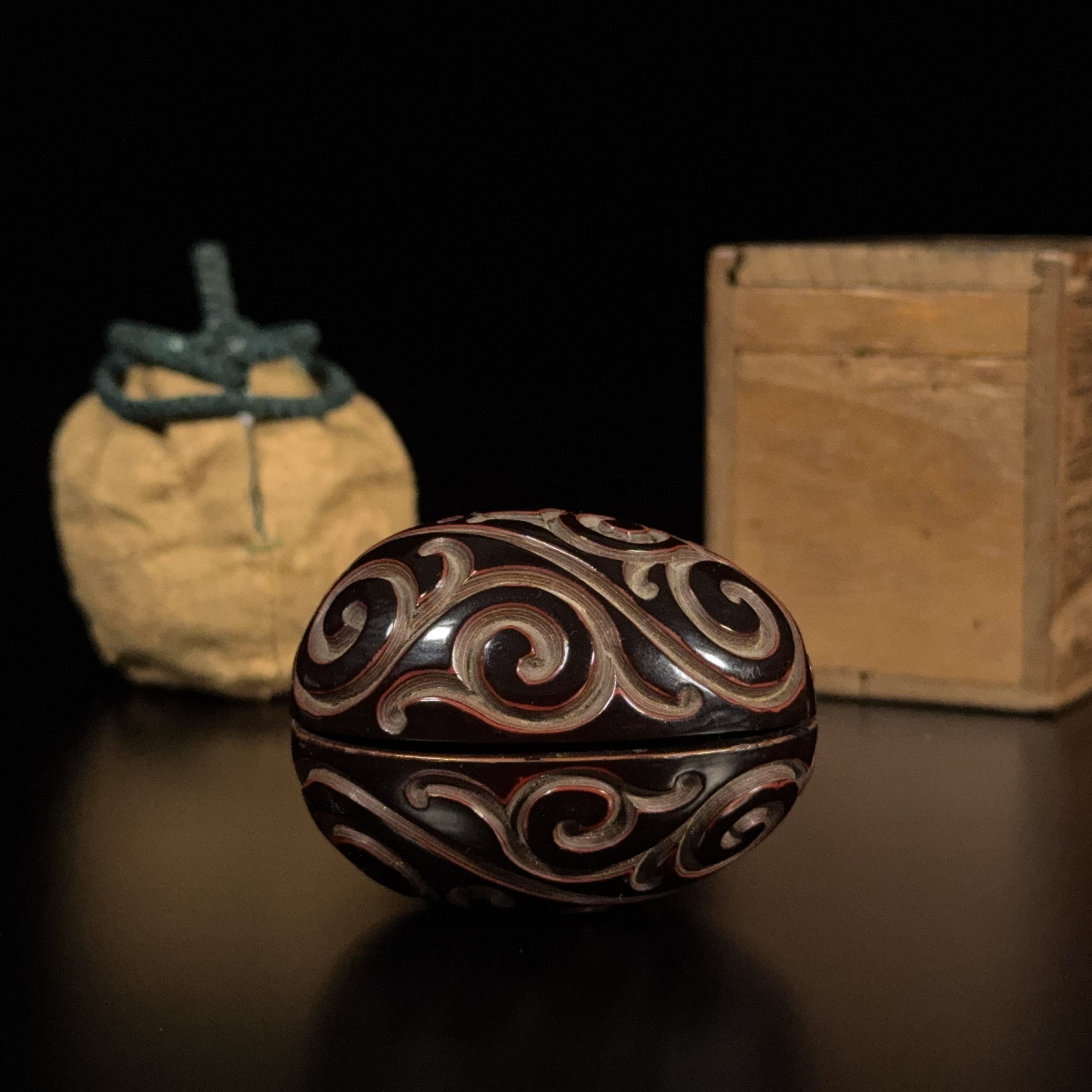 36280	明 剔犀雕 如意雲紋 蓋盒