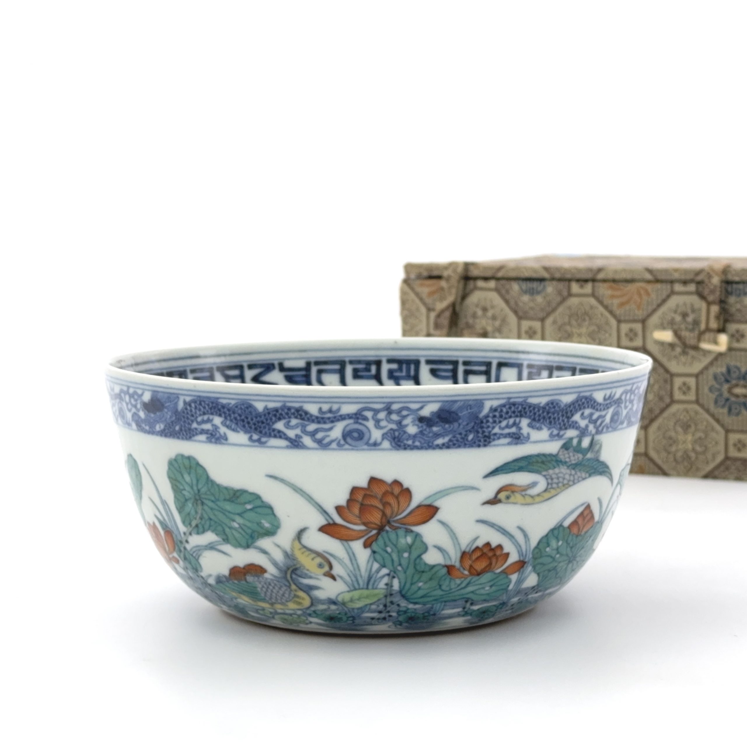 36036	「大清道光年製」款 粉彩 蓮池生物紋 碗　