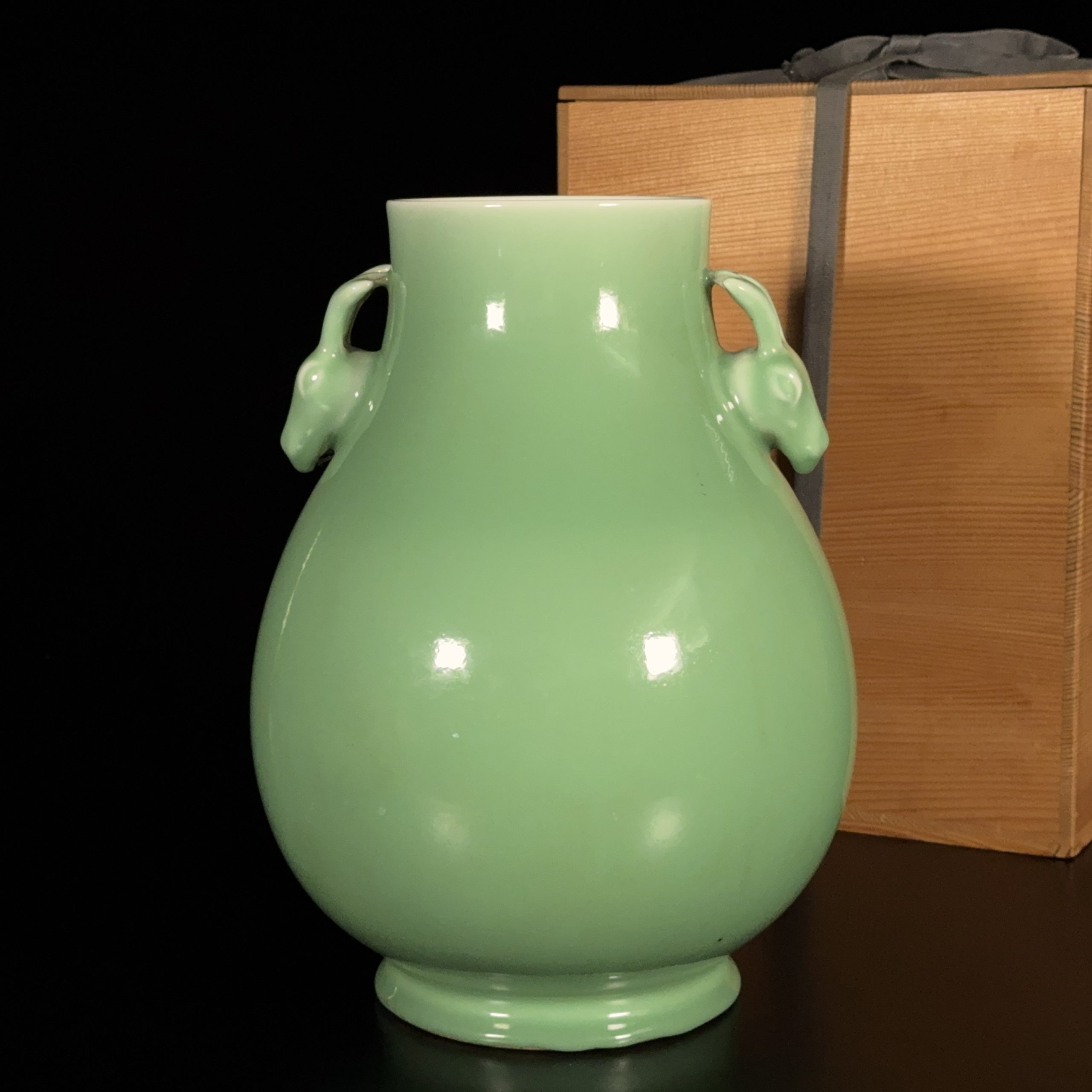 36059	「大清乾隆年製」款 粉青釉 鹿耳瓶	　