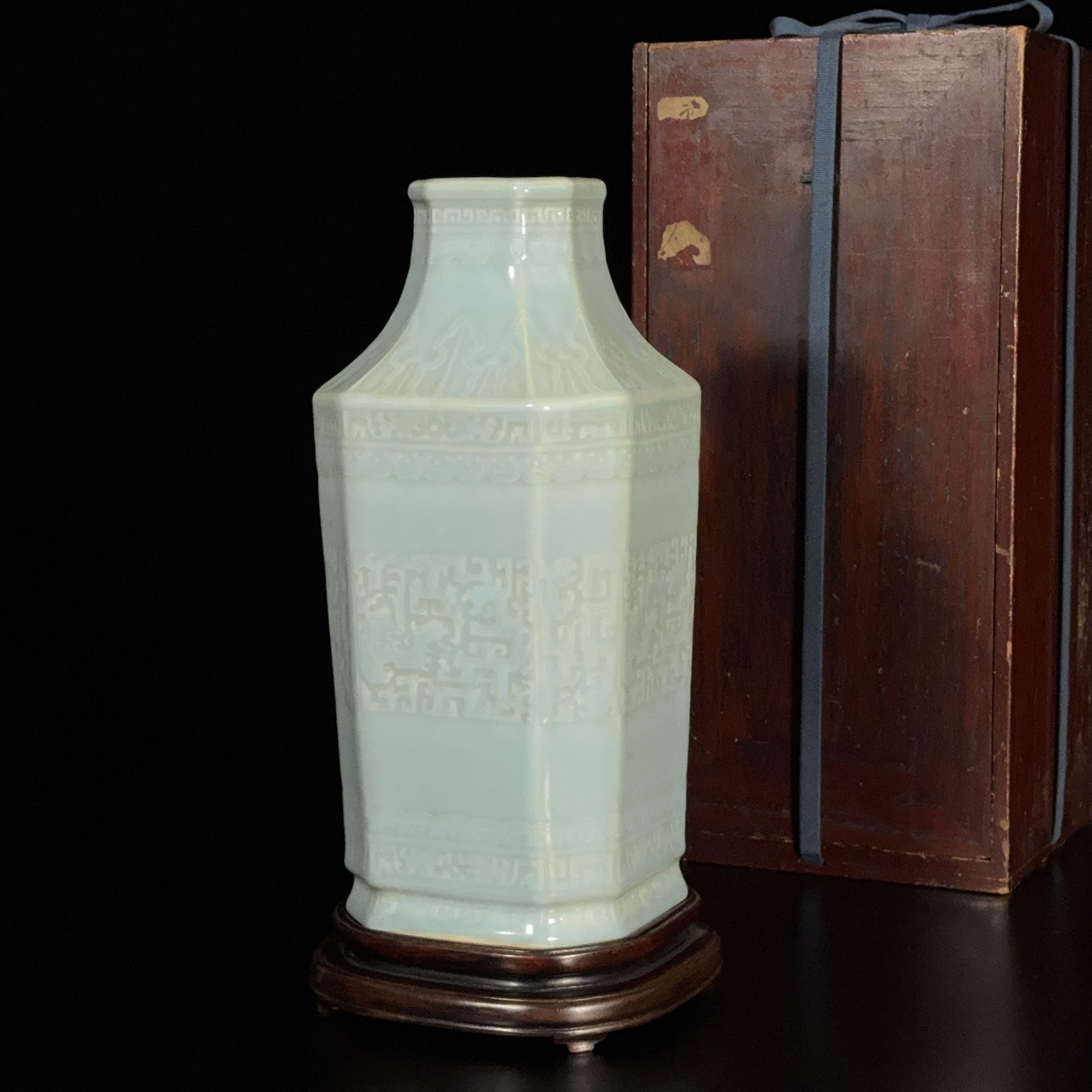 36060	清「大清嘉慶年製」款 天青釉 饕餮紋 方瓶　