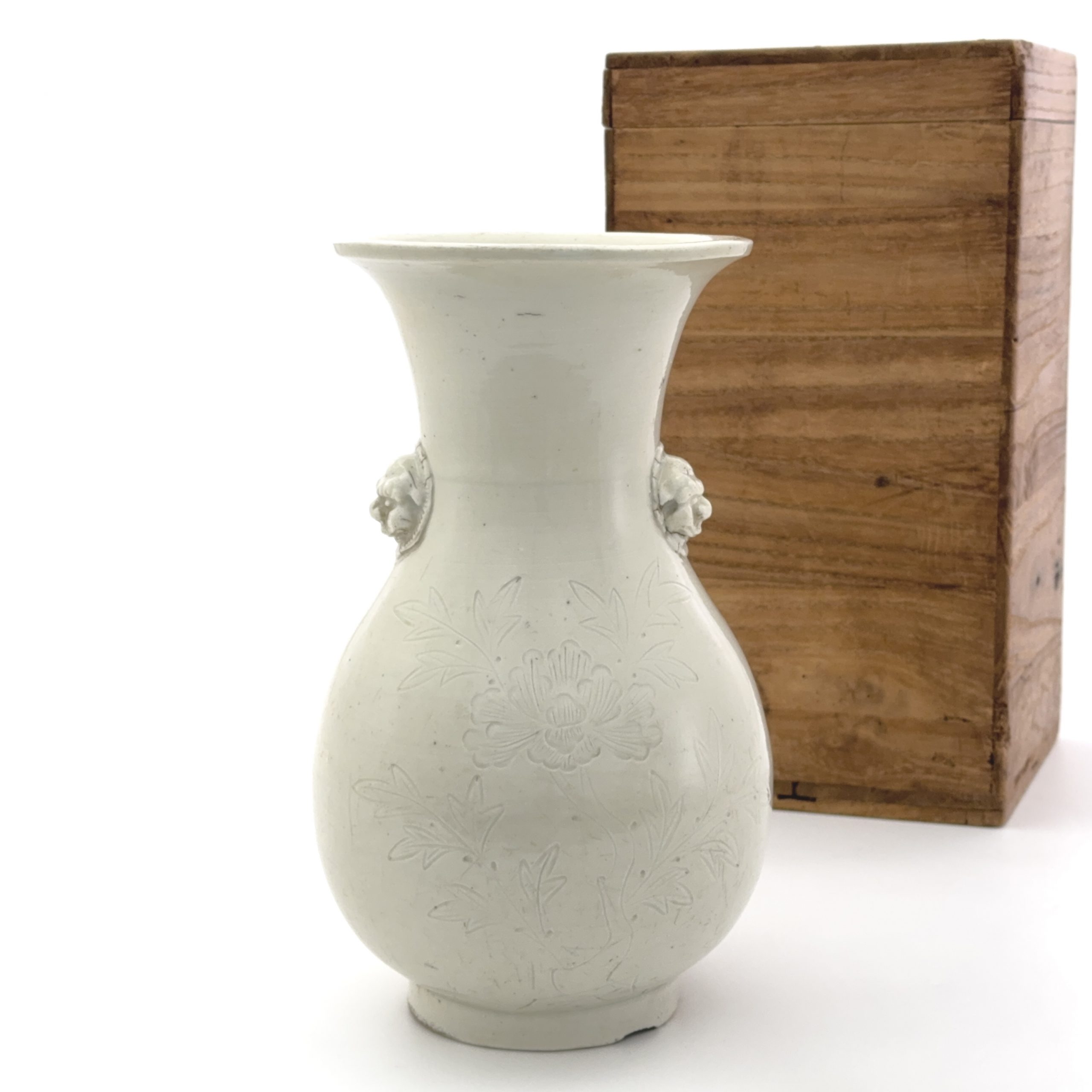 36070	明末 徳化窯刻 花紋 獅子耳瓶	　