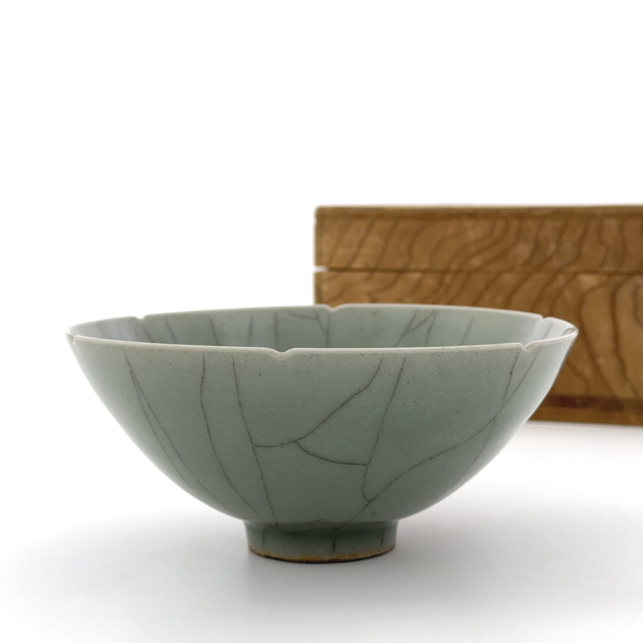 36086	龍泉窯 輪花碗	　