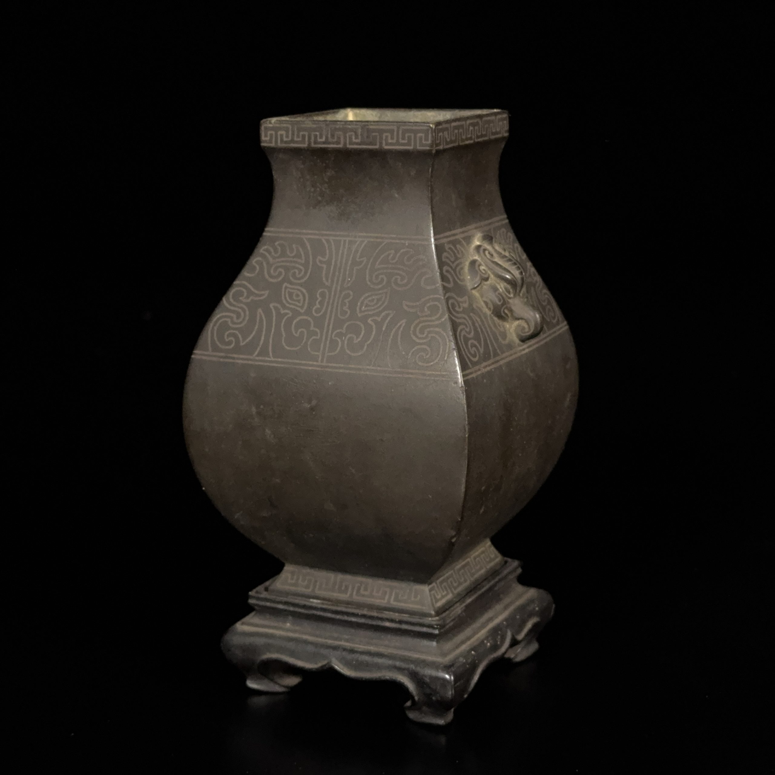 36096	清早期 銅錯銀 饕餮紋 獣耳瓶