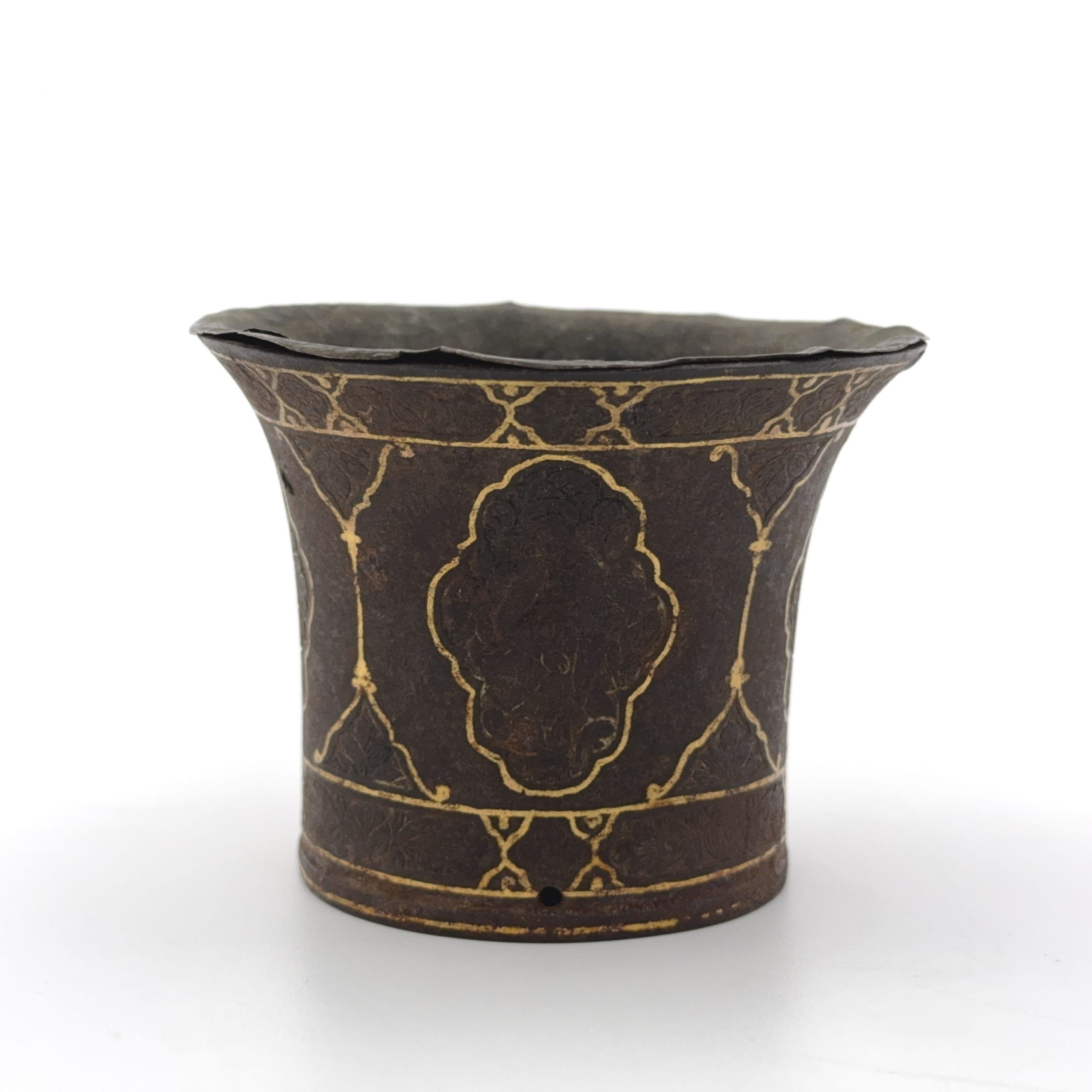 36099	鉄包銅錯金 刻人物紋 杯