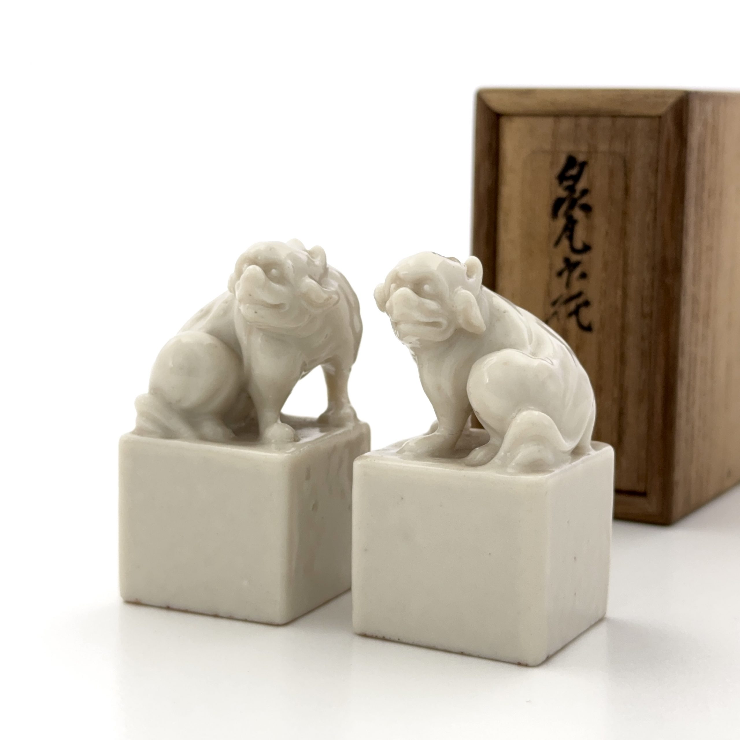 37158	清 白磁 獅子鈕印章 一対