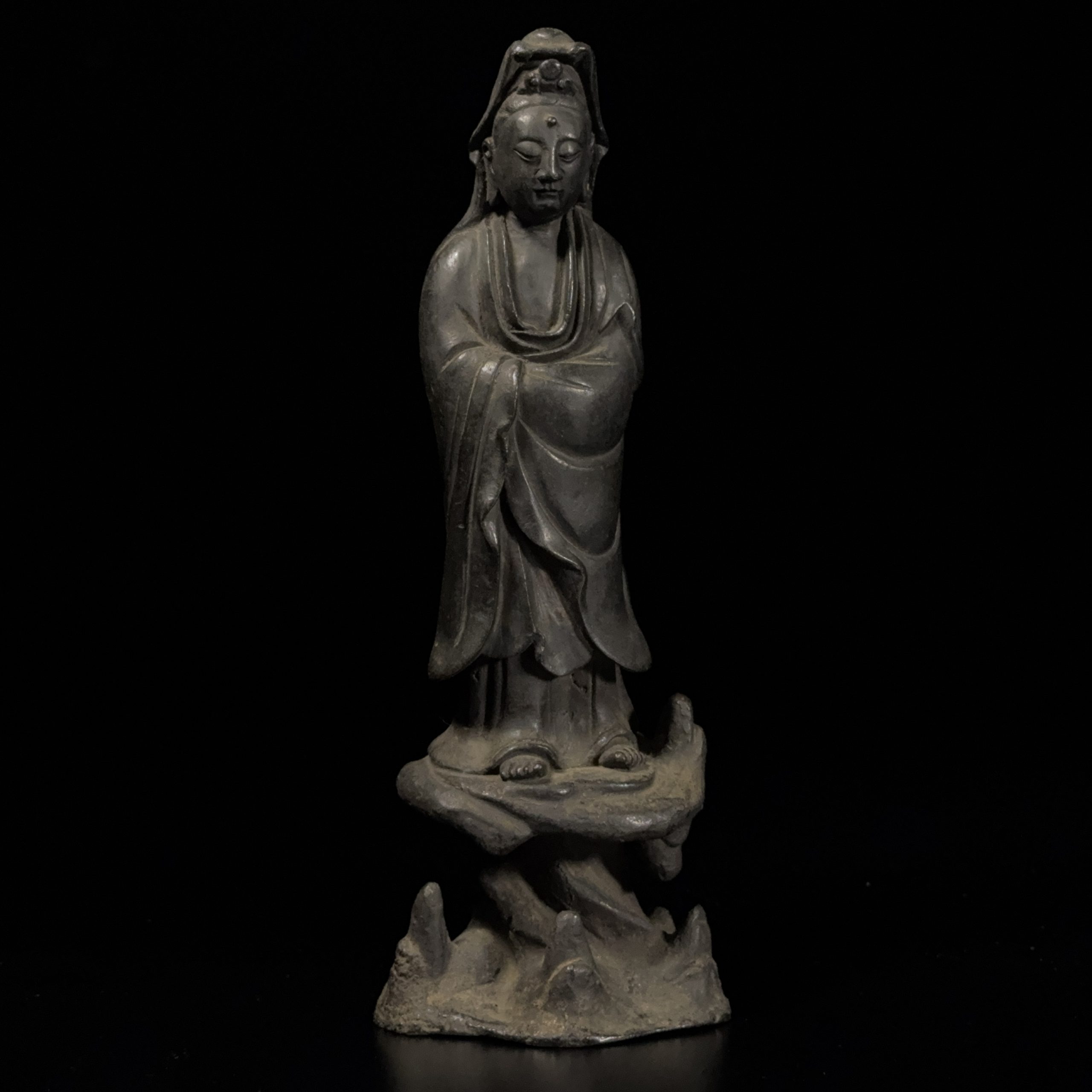 37178	明 銅 岩上観音立像
