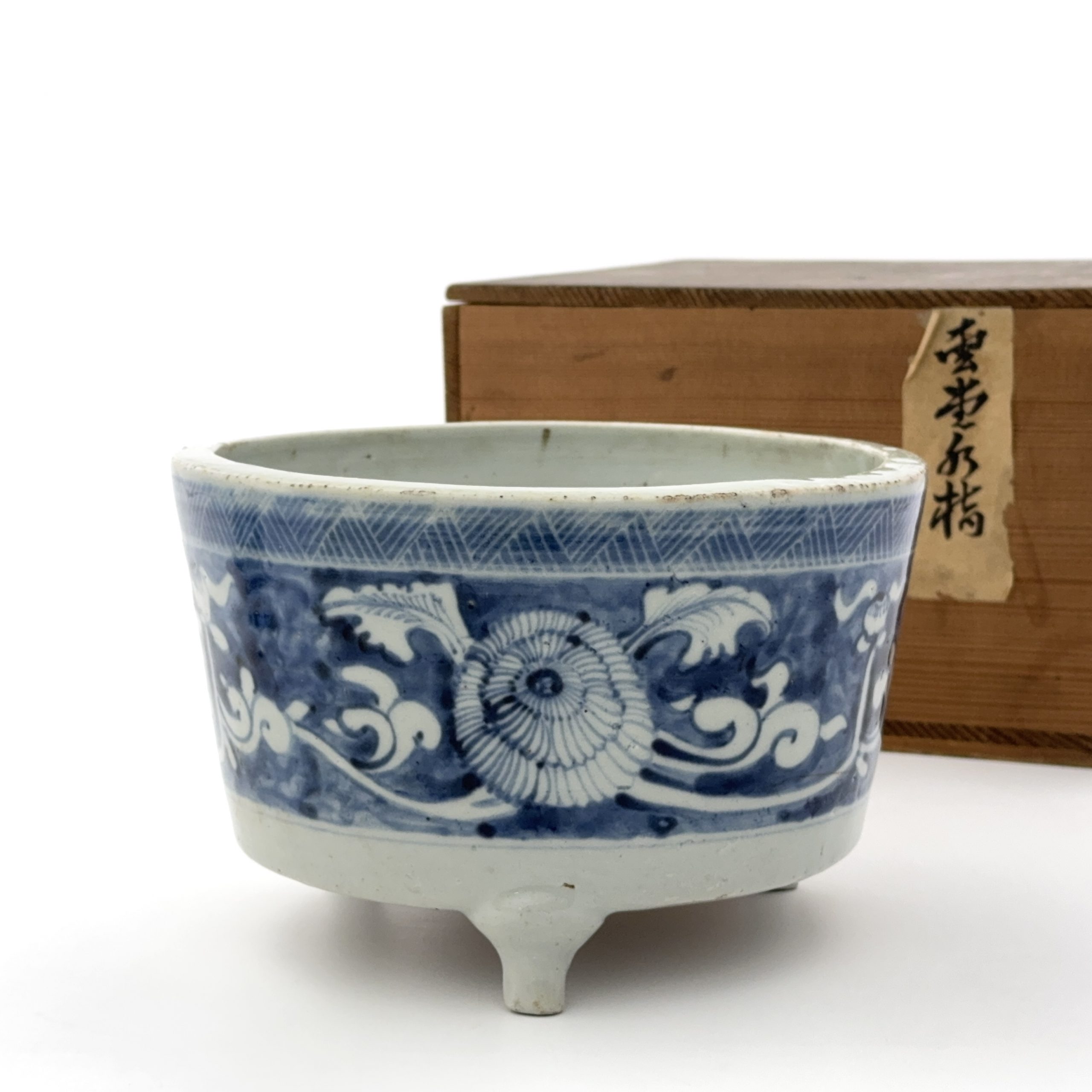 37197	明 青花 花図 三足爐