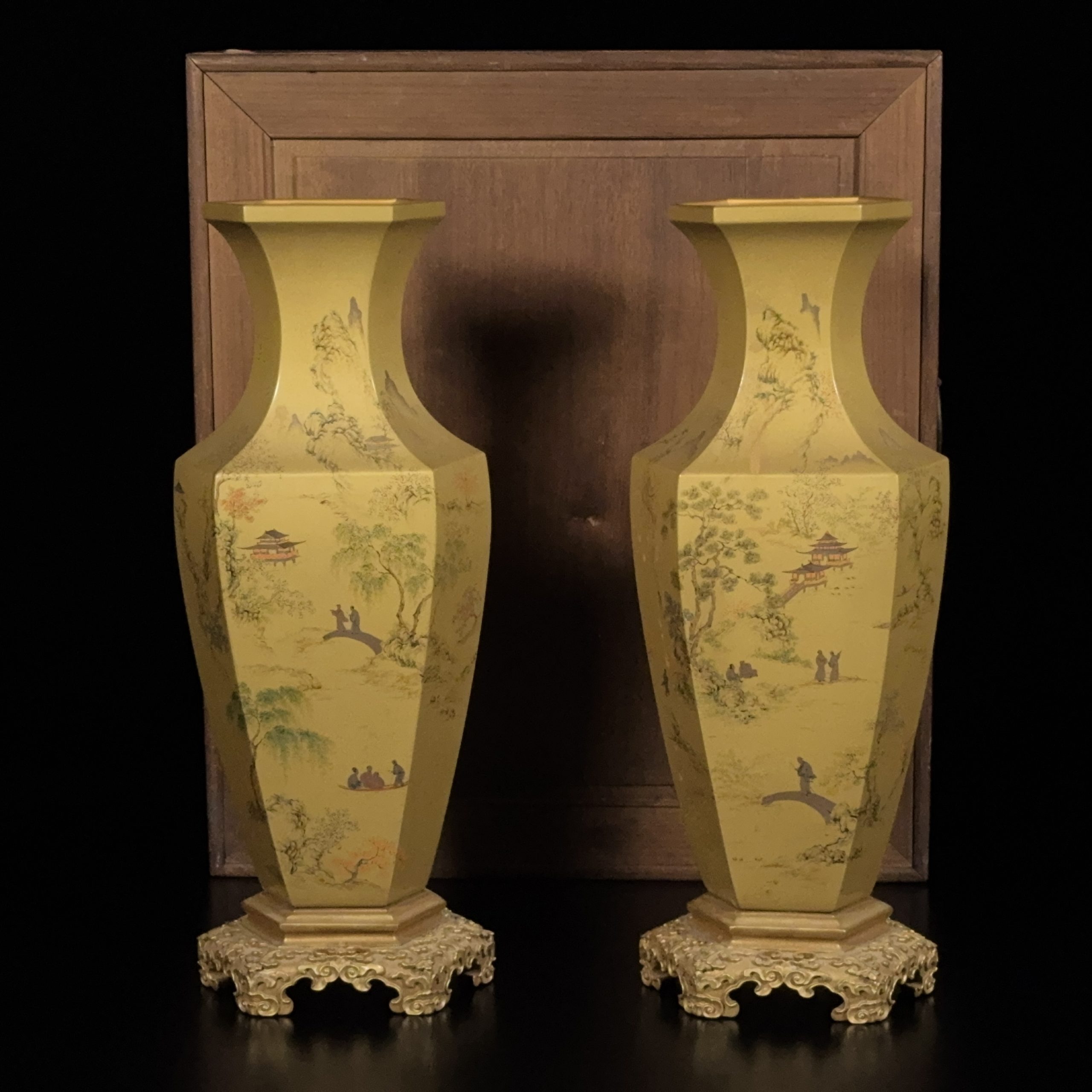 37251	福州漆器 山水人物紋 六角瓶 一対