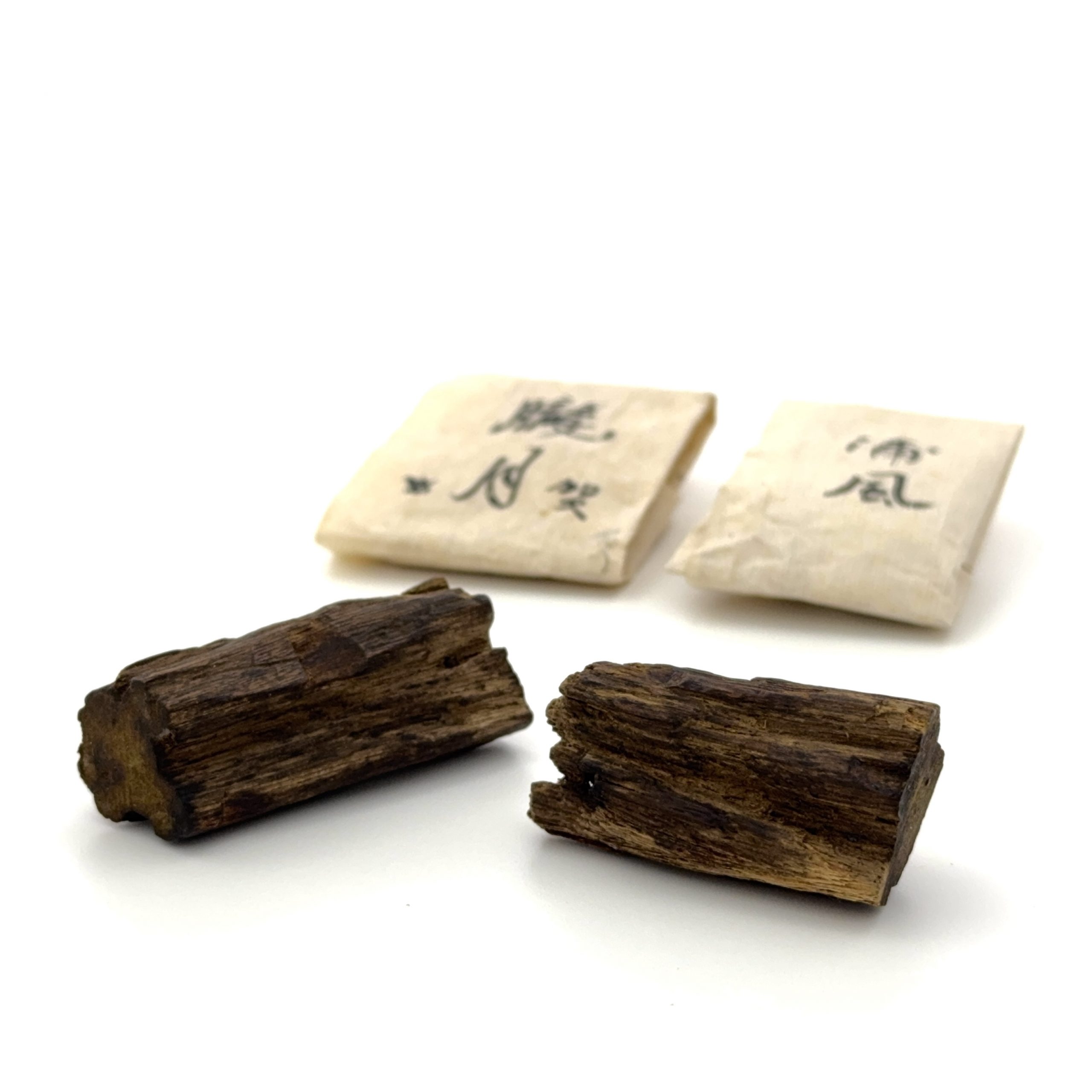 37286	古渡 沈水伽羅 計2件 11.8g 12.4g