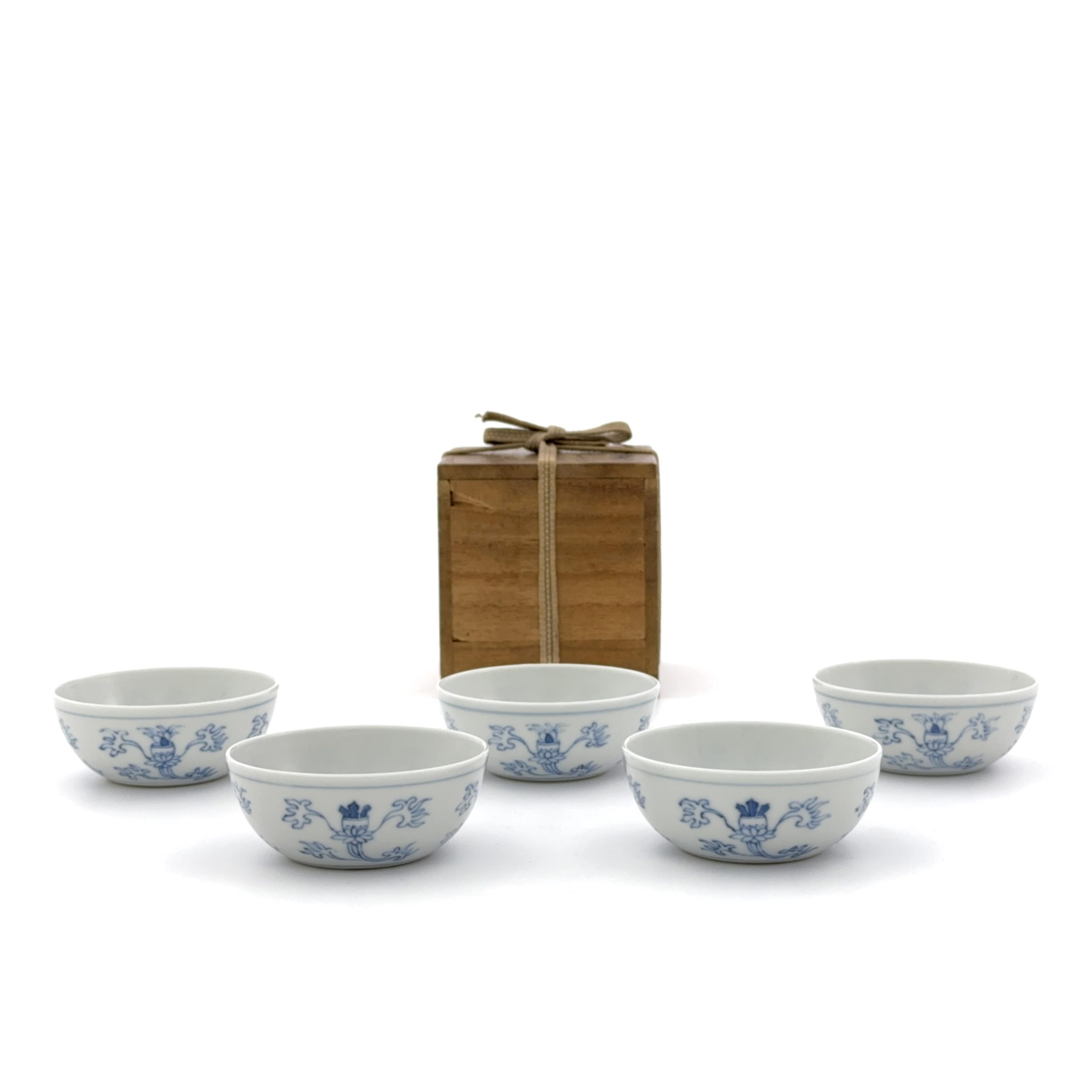 37043	清「大明成化年製」款 青花 花図 杯⑤