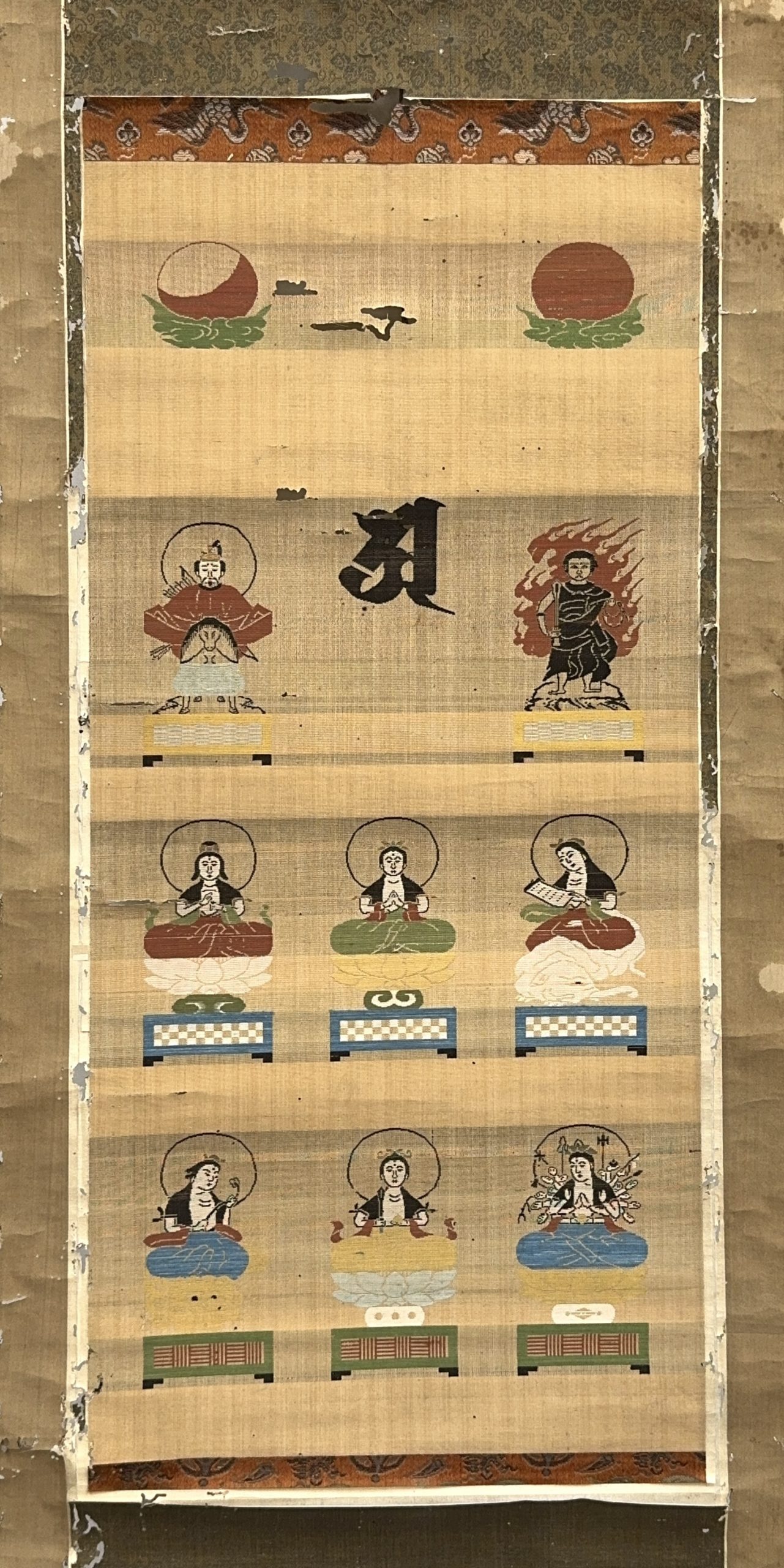 37535	佛紋 錦 軸	63×30.5㎝