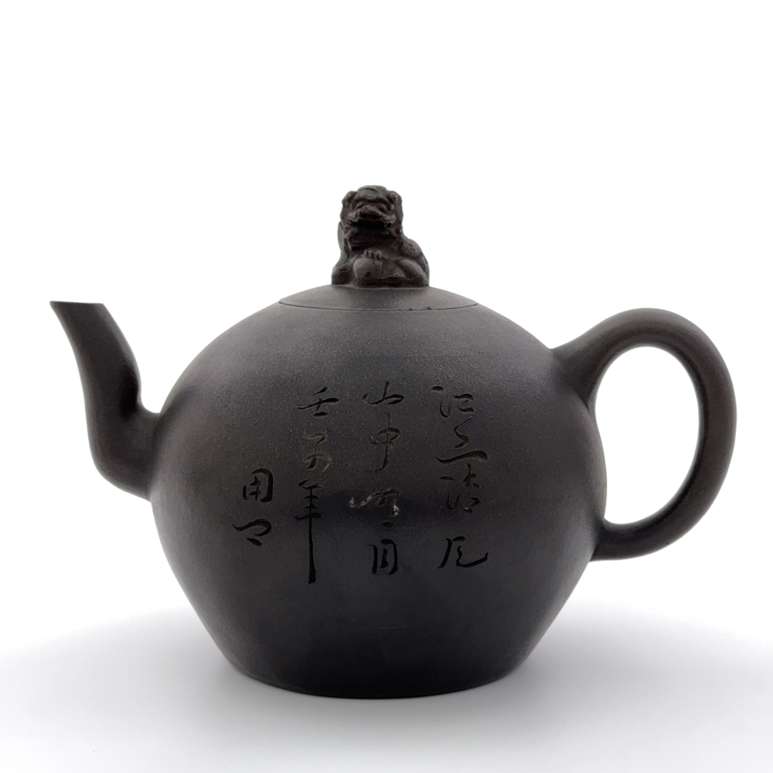 37073	清早期「用卿」款 紫泥 獅子鈕詩文紋 大茶壺